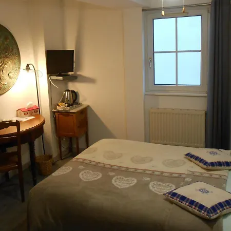 Au Fief Du Chateau Hotel