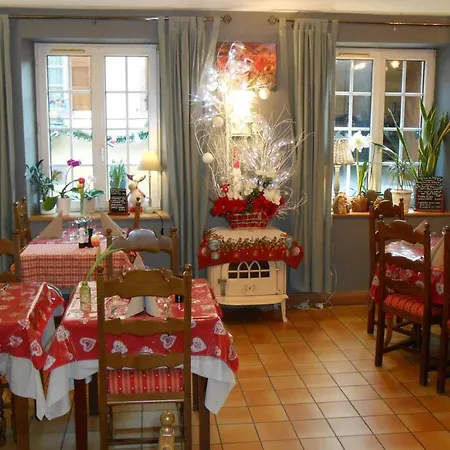 Au Fief Du Chateau Hotel 3*