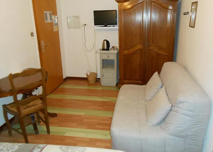 Au Fief Du Chateau Hotel